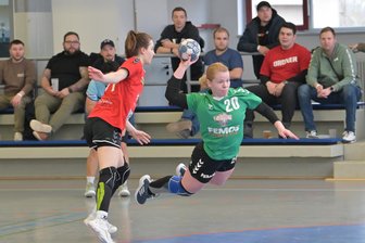 Handballerinen aus dem Erzgebirge drehen Match und gewinnen gegen den Tabellenführer - Die Zwönitzer Handballerinnen, hier ein Bild mit Christin Viehweger am Ball aus einer früheren Begegnung, drehten das Spiel in Limbach-Oberfrohna und gewannen ein spannendes Duell.