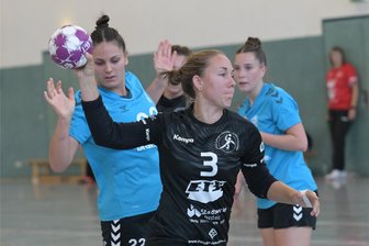 Handballerinnen der HSG Langenhessen/Crimmitschau trotzen favorisierten Dresdnerinnen ein Remis ab - HSG-Spielerin Ulrike Heinrich trug vier Treffer zum Unentschieden gegen Dresden bei.
