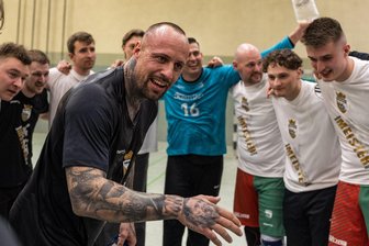Handballtrainer Willi Kühn: Der Menschenfänger von Limbach-Oberfrohna - Trainer Willi Kühn bei einer seiner berüchtigten Ansprachen nach dem Gewinn des Sachsenmeistertitels.