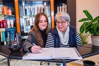 Handel im Wandel: Schließungen, Übernahmen und Nachfolgen in Aues Geschäften - Im Friseursalon Schubert in der Auer Bahnhofstraße ist die Nachfolge gesichert: Gisela Beck (r.) wird ihr Geschäft demnächst ihrer Enkelin Lara Tabea Beck übergeben. Die junge Frau ist die fünfte Generation in der Familie, die den Salon leitet.