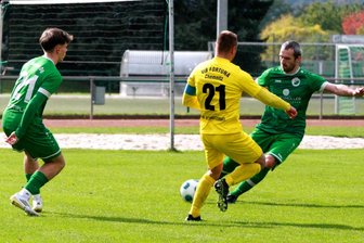Handelfmeter nicht bekommen, dafür „Gurkentor“ – Merkur Oelsnitz fliegt aus dem Fußball-Sachsenpokal - Merkurs Oliver Ketzel (rechts) klärt hier vor dem Chemnitzer Kapitän David Groschopp. Links Tobias Zöphel.
