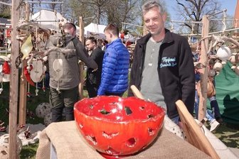 Handeln, Feilschen und Schlemmen auf Burg Schönfels - Töpfer Dominik Luck bietet Unikate an, einstellige bis dreistellige Eurobeträge für "unbezahlbare Ideen", so der Handwerker. 