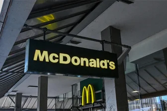 Handfester Zoff unter Migranten vor Mc Donalds an der Zenti in Chemnitz - Laut Polizei ereignete sich der Streit unter Migranten vor der Mc-Donalds-Filiale an der Zentralhaltestelle.