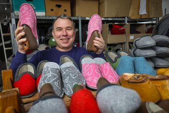 Handgemachte Filzpantoffeln aus Westsachsen: legendär oder spießig? - Den Filz für die Pantoffeln in Herz-Design kauft Firmenchef Jens Müller im Modeland Italien.