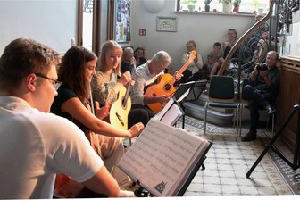 Handgemachte Musik im Reichenbacher Treppenhaus - Das ersten Treppenhauskonzert lockte knapp 40 Besucher an. Es spielten Hannes Dorn, Clara Hertel, Amy Seifert und Andreas Groth (v. l.).