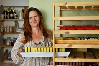 Handgemachte Naturseifen: In einen leerstehenden Laden in Rochlitz ist wieder Leben eingekehrt - Claudia Cadow hat in Rochlitz ihr Geschäft „Bauerngarten Naturseife“ eröffnet. Hier siedet und verkauft sie nicht nur Seife, sondern verarbeitet auch Wolle ihrer Schafe.
