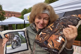 Handgemachtes im Schlosspark Lichtenwalde: Kissen für Männer und andere Offerten - Zum 3. Mal hat im Schlosspark Lichtenwalde der Kreativmarkt „Handemade!“ stattgefunden. Eva Kneisel aus Gera wusste mit ihren Kissen für Männer zu überzeugen.