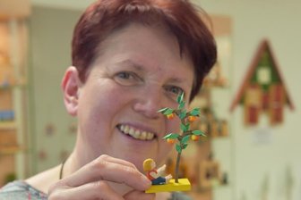 Handgemachtes mit Ecken und Kanten - Bettina Bergmann führt in dritter Generation die Schnitzerei Helbig fort. Dieses Motiv ist das jüngste in der Geschichte des knapp 88 Jahre alten Familienbetriebes. 