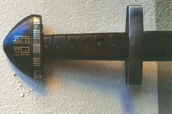 Handgeschmiedete Messer und Schaukampfschwert gestohlen - Das Heft des Schaukampfschwerts ist lederumwickelt.