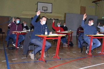 Handheben für Sporthalle in Niederwiesa: Die erste Baufirma darf loslegen - Auf dem zerkratzten Parkett der alten Sporthalle gaben die Gemeinderäte von Niederwiesa den Startschuss für eine moderne Halle. Sie wird voraussichtlich 5,7 Millionen Euro kosten. 2,2 Millionen fließen als Fördergeld vom Freistaat Sachsen, 1,5 Millionen sind als Darlehen geplant.
