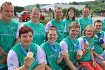 Handicap-Sportler kehren mit Bronze aus Berlin zurück - Andrea Zuchantke (vorn links) hat mit weiteren Handicap-Sportlern zum Tag der offenen Tür am Dienstag ihre Medaille präsentiert.