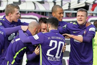 Handle per Kopf - Adler mit Auge - Simon Handle verschwindet nach seinem Trefer zum 1:0 fast in der Auer Jubeltraube. Nicky Adler (rechs) steuerte Treffer Nummer zwei bei.