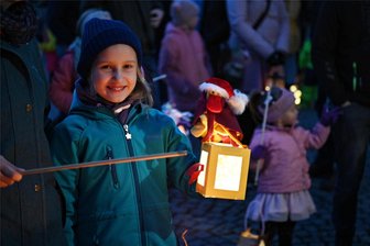 Handpuppen erzählen in Rochlitz die Geschichte vom heiligen Martin - Pünktlich vor dem Laternenumzug zum Martinsfest in Rochlitz hatte der Regen aufgehört.