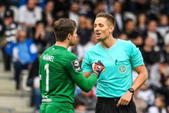 Handshake-Dialog als neue Regelung im Profifußball: Aue-Kapitän Männel und Co. sehen das kritisch - Martin Männel, hier im Gespräch mit dem Unparteiischen Felix Bickel, muss künftig 70 Minuten vor Anpfiff zum „Handshake-Dialog“ in die Schiedsrichterkabine.