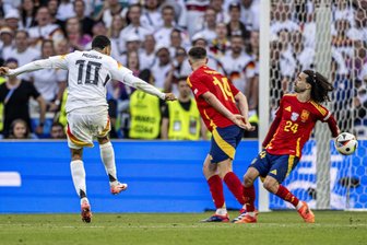 Handspiel von Cucurella: Uefa gibt Fehlentscheidung zu - Marc Cucurella blockt den Schuss von Jamal Musiala mit der Hand.