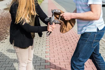Handtaschenraub in Frankenberg: Polizei sucht Zeugen - Wer hat etwas gesehen? - Einer 36-jährigen Frau soll in Frankenberg die Handtasche geraubt worden sein.