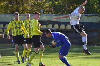 Handwerk bestimmt Spiel gegen Spitzenteam und verliert doch - Und wieder nichts: Der Gästekeeper schnappt sich den Ball vor Rabensteins Lukas Schirrmeister (rechts). Im Duell gegen Großenhain war Handwerk die klar bessere Mannschaft, die aber ihre Chancen nicht nutzen konnte und so 1:2 verlor. 