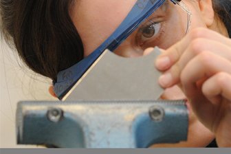 Handwerk fordert: Sachsen soll Schülern Geld für Ferienpraktika zahlen - Auf der Suche nach einer Lehrstelle im Handwerk haben Jugendliche inzwischen freie Wahl: Viele Ausbildungsplätze bleiben auch in der Region Jahr für Jahr unbesetzt.