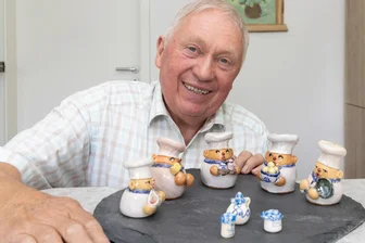 Handwerk im Erzgebirge: Wie ein Dachdeckermeister mit Schmunzelkeramik gegen Leerstand ankämpft - Mit Harald Wolf gibt es immer etwas zu lachen. Zu seiner Schmunzelkeramik gehören unter anderem diese fünf lustigen Köche.