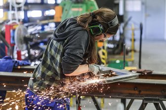 Handwerk im Landkreis Zwickau: Lage noch gut – doch VW & Co. sorgen für düsteren Ausblick - Eine Mitarbeiterin in einem Metallbauer-Betrieb arbeitet an einem Metallgestell. Aus der Autoindustrie kommen weniger Aufträge.
