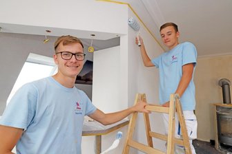 Handwerk in Mittelsachsen: Maler haben noch viele Aufträge - Während Pascal Härtig (l.) heute seinen Gesellenbrief bekommt und damit nach drei Jahren ausgelernt hat, hat Julian Kramer seine Ausbildung zum Maler gerade erst angefangen.