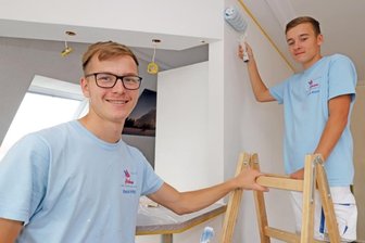 Handwerk: Maler haben noch viele Aufträge auf der Liste - Während Pascal Härtig (l.) heute seinen Gesellenbrief bekommt und damit nach drei Jahren ausgelernt hat, hat Julian Kramer seine Ausbildung zum Maler gerade erst angefangen.