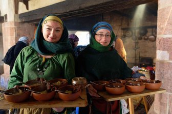 Handwerk, Mode und Spiele des Frühmittelalters auf Schloss Rochlitz entdecken - Das Küchenteam kocht für die Schlossbelebung in Rochlitz Rezepte von vor 1100 Jahren nach und verköstigt die Handwerker.