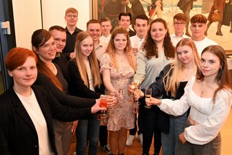 Handwerk oder Hochschule: Wohin zieht es die besten Absolventen aus Hainichen? - Zum Empfang der besten Absolventen von Oberschule und Frankenberger Gymnasium im Rathaus in Hainichen wurde auch mit (alkoholfreiem) Sekt angestoßen.