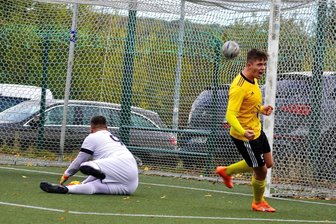 Handwerk Rabenstein bleibt in der Fußball-Landesliga daheim eine Macht - Torhüter am Boden, Ball im Tor. Rabensteins Nick Naumann jubelt über seinen Treffer zum 1:0 im Spitzenspiel gegen Dresden-Laubegast. Sein Team gewann am Ende deutlich mit 3:0.