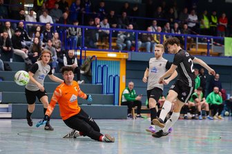 Handwerk Rabenstein scheitert im Halbfinale am späteren Landesmeister – auch dank des Nachbarn TSV Ifa Chemnitz - Rabensteins Paul-Luis Eckhardt zieht im Spiel gegen die U23 von Chemie Leipzig ab.
