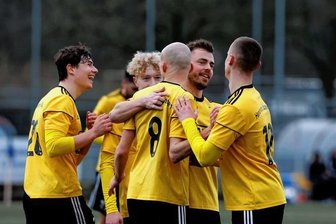 Handwerk Rabenstein sichert sich den Sieg im Stadtderby - Der Dosenöffner der Partie: Lukas Schirrmeister (Nr. 8) wird nach seinem Führungstreffer von den Mitspielern gefeiert.
