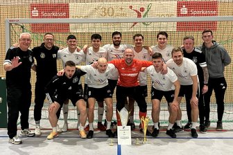 Handwerk Rabenstein stellt beim Hallenturnier des VfB Empor Glauchau den Sieger und den Publikums-Liebling - Zufriedene Gesichter bei der SG Handwerk Rabenstein: Das Team wiederholte am Sonntagabend seinen Turniersieg beim VfB Empor Glauchau.