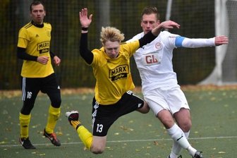 Handwerk: Siegen gegen den Frust - Die 2:3-Niederlage am 7. November vergangenen Jahres war das letzte Punktspiel, das die Landesligafußballer von Handwerk Rabenstein um Tim Kaiser (Mitte) absolviert haben. Am Samstag geht es nun weiter.