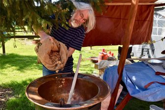 Handwerk und Leckereien im Naturbad Niederwiesa: Naturmarkt wird zum „Landbummel“ - Andreas Patzelt aus Meiningen bietet gebrannte Mandeln und Nüsse in einer besonderen süß-herben Mischung an.
