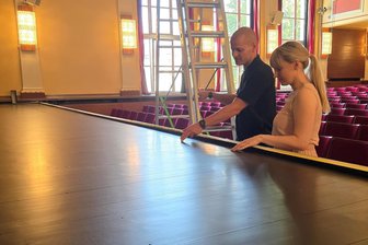 Handwerker bringen Bühnenboden im Theater Crimmitschau auf Vordermann - Stadtsprecherin Daniela Lange und Theatermitarbeiter Marc Gerth begutachten den erneuerten Bühnenboden.