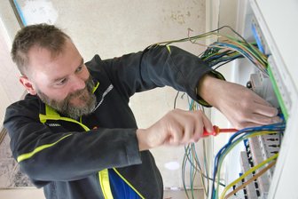 Aktuell werden Mitarbeiter (m/w/d) im Bereich Heizung/Lüftung/Sanitär, Tischler, Bodenleger sowie Bausachbearbeiter eingestellt.