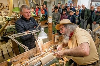 Handwerker im Erzgebirge freuen sich über viele Besucher - Auch der Olbernhauer Drechslermeister Heiner Stephani (rechts) hatte seine Werkstatt am Wochenende für interessierte Besucher geöffnet. Zu den vielen Gästen gehörte Bernd Reichel (links) aus Marienberg-Gebirge. 