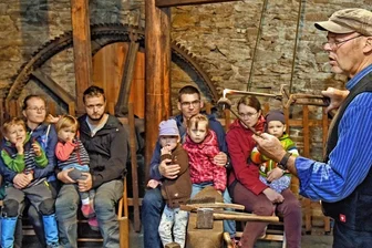 Handwerker in Mittelsachsen ziehen Besucherscharen an - Im Freibergsdorfer Hammer hatte Friedrich Schade bei seinen Vorführungen aufmerksame kleine und große Zuschauer. Er führte in der seit 1600 existierenden Bergbauschmiede vor, was es heißt, Nägel mit Köpfen zu machen. 