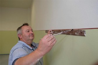 Handwerker klotzen in Reichenbachs Schulen ordentlich ran - Malermeister Steffen Rochelmeyer sorgt in der Grundschule Mylau für neuen Glanz.