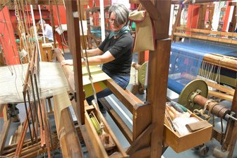 Handwerker öffnen ihre Werkstätten in der Region Flöha - Im Web Museum in Oederan hatte sich Anett Sohr aus Bautzen an einen historischen Webstuhl gesetzt.