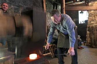 Handwerker öffnen ihre Werkstätten in der Region Freiberg - Schmied Volker Niese führte im Freibergsdorfer Hammer die Kraft des Wasserrades vor.