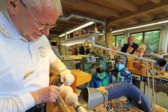 Handwerker präsentieren sich und ihre Arbeit - Drechsler Volkmar Wagner zeigte in seiner Werkstatt in Riechberg jungen wie alten Besuchern, wie er seine bekannten Schneemänner herstellt. Auf die rund 100 Bastelplätze für Gäste gab es einen großen Ansturm.