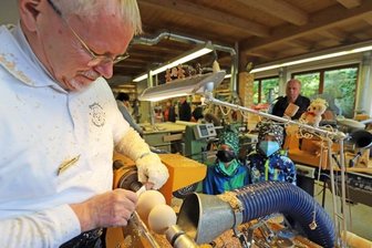 Handwerker präsentieren sich und ihre Arbeit - Drechsler Volkmar Wagner zeigte in seiner Werkstatt in Riechberg jungen wie alten Besuchern, wie er seine bekannten Schneemänner herstellt. Auf die rund 100 Bastelplätze für Gäste gab es einen großen Ansturm.