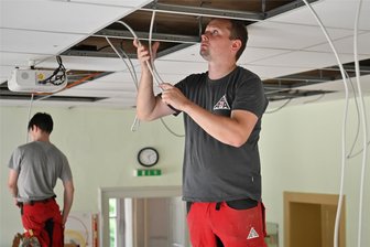 Handwerker statt Schüler: Sanierung im Gymnasium Penig läuft auf Hochtouren - Im Freien Gymnasium Penig haben die Sanierungsarbeiten begonnen. Derzeit werden durch Mitarbeiter der Firma Elektro-Anlagen Adelsberg Gmbh neue Leitungen verlegt, hier im Physikkabinett.