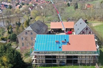 Handwerker steigen altem Stadtgut in Marienthal aufs Dach - In der Waldstraße 12 in Zwickau-Marienthal sind die Dachdecker zu Gange. Sie sichern die Gebäudesubstanz des einstigen Stadtgutes.