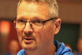 Handwerker und Sportler ziehen nun den Endspurt an - Markneukirchens Mannschaftsleiter Jörg Guttmann ärgert sich über die Bürokratie.