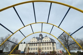 Handwerker vor Schulstart im Endspurt - Blick vom Spielplatz auf die Johann-Esche-Grundschule in Köthensdorf. Während der Sommerferien ist im Gebäude eine Reihe von Bauarbeiten durchgeführt worden. 