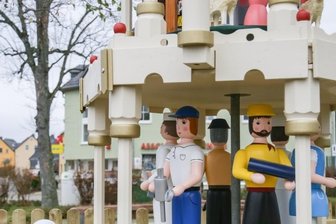 Handwerker zieren Pyramide -