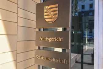 Handwerker zwingt Frau und Stieftochter zum Sex - Am Amtsgericht begann am Dienstag der Prozess zu einem Fall von sexuellen Missbrauch an einer Frau und einem Kind.