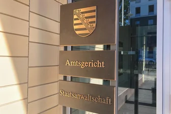 Handwerker zwingt Frau und Stieftochter zum Sex - Am Amtsgericht begann am Dienstag der Prozess zu einem Fall von sexuellem Missbrauch an einer Frau und einem Kind.